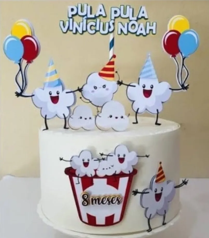 Topper de bolo com um balde clássico de listras vermelhas e brancas cheio de pipocas amarelas e quentinhas pulando para fora, cercado por grãos de milho e elementos de cinema em camadas tridimensionais para decoração de festa em arquivo digital de corte.