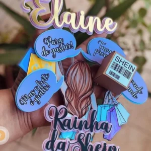 Topper de bolo com a logo característica da Shein, sacolas de compras pretas e brancas, uma coroa dourada de rainha e caixas de encomendas em camadas tridimensionais para decoração de festa em arquivo digital de corte.