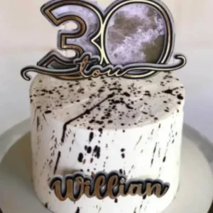 Topo de bolo personalizado com o tema "Trintou" em camadas de papel para decoração de festa de 30 anos.