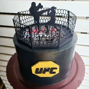 opper de bolo com o tradicional octógono preto com grades cinzas vazadas, trazendo o letreiro UFC em letras garrafais vermelhas com bordas pretas texturizadas, além de luvas de MMA pretas em camadas tridimensionais em arquivo digital de corte.