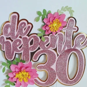 Topper de bolo elegante e festivo com a frase de repente 30 escrita em letras cursivas e sofisticadas, decorada com estrelas brilhantes e silhuetas de taças de champanhe, dispostos em camadas tridimensionais em arquivo digital de corte.