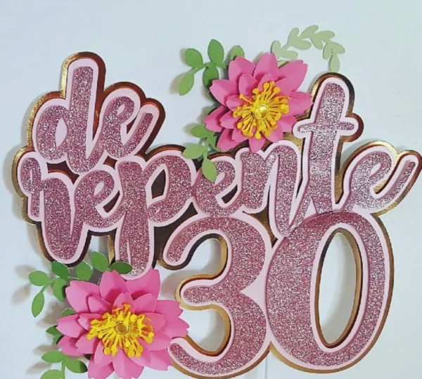 Topper de bolo elegante e festivo com a frase de repente 30 escrita em letras cursivas e sofisticadas, decorada com estrelas brilhantes e silhuetas de taças de champanhe, dispostos em camadas tridimensionais em arquivo digital de corte.