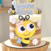 Gabarito digital de topo de bolo infantil com colmeia, flores e pequenas abelhas amarelas delicadas, exibindo as linhas estruturadas de contorno e camadas para recorte na Silhouette.