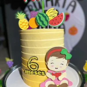 Topper de bolo colorido com tema quitandinha exibindo fatias de melancia, morangos, abacaxis e laranjas com rostinhos felizes, dispostos em camadas tridimensionais em arquivo digital de corte.