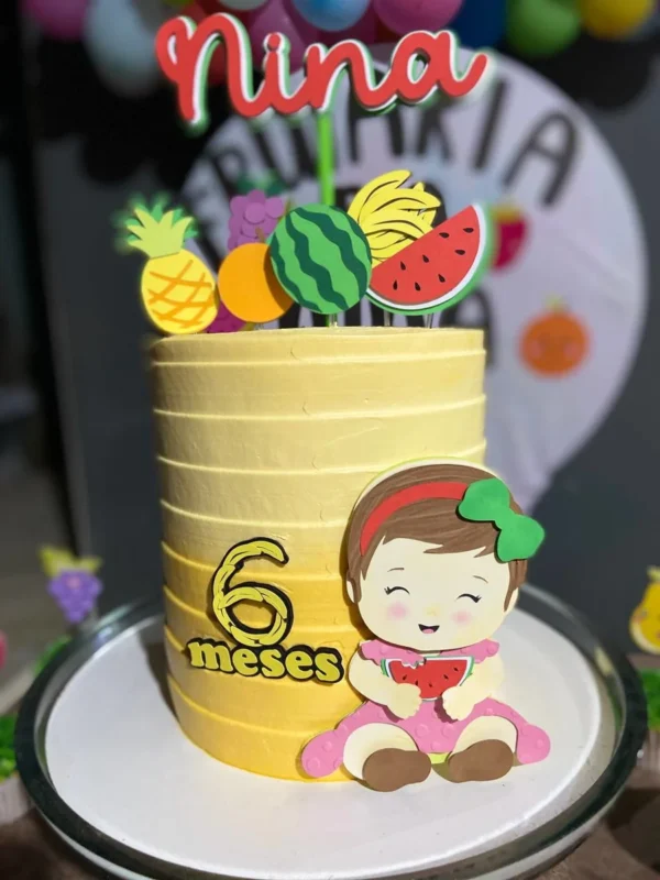 Topper de bolo colorido com tema quitandinha exibindo fatias de melancia, morangos, abacaxis e laranjas com rostinhos felizes, dispostos em camadas tridimensionais em arquivo digital de corte.