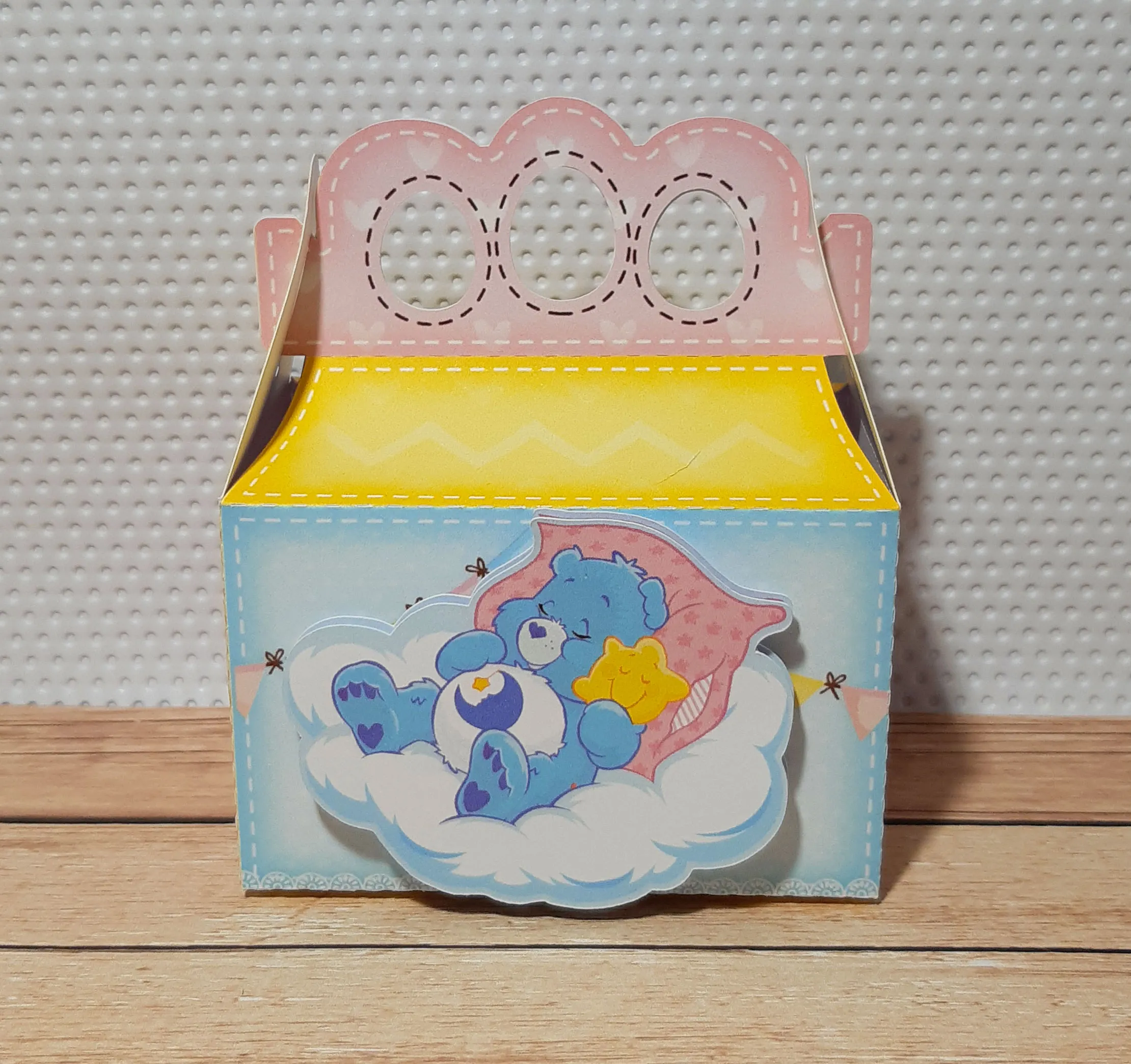 Quinto e último modelo de gabarito para personalizado decorativo de festa Ursinhos Carinhosos com tons pastéis, encaixes perfeitos e linhas de contorno totalmente limpas para recorte.