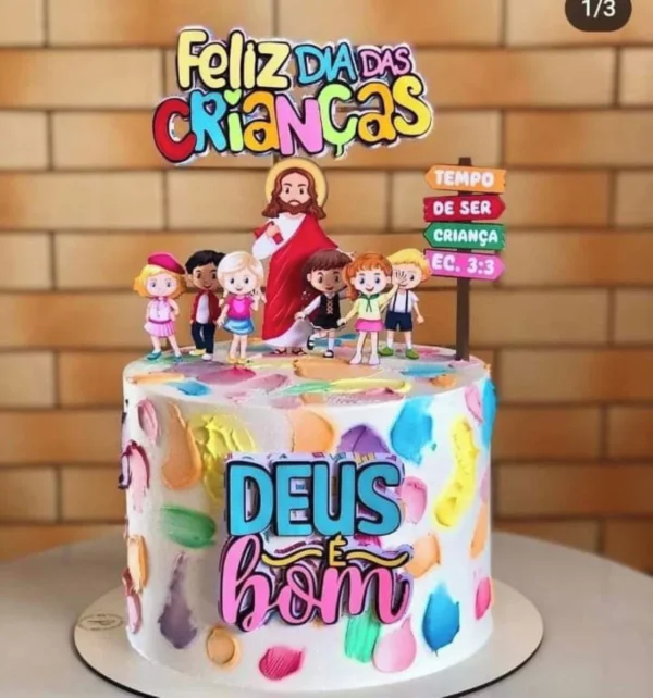 Topo de bolo personalizado com o tema cristão "Deus é Bom" em comemoração ao Dia das Crianças em camadas de papel.