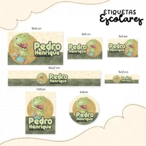 Conjunto de rótulos adesivos escolares em tamanhos variados com um feroz e divertido Dinossauro Tiranossauro Rex verde sorrindo sobre um fundo dinâmico com pegadas, folhagens tropicais e detalhes de selva, exibindo linhas de contorno em arquivo digital de corte.