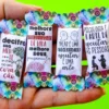 Molde digital para embalagem de bala personalizada com o símbolo da psicologia (Psi) em linhas douradas delicadas sobre um fundo aquarelado em tons de verde-menta e branco, exibindo os limites para dobra e margens de corte.