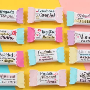 Gabarito digital para embalagem de balas personalizadas de agradecimento ao cliente com estampas delicadas, frases motivacionais e linhas tracejadas indicando o espaço para dobra e selagem do papel.