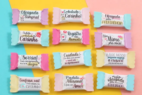 Gabarito digital para embalagem de balas personalizadas de agradecimento ao cliente com estampas delicadas, frases motivacionais e linhas tracejadas indicando o espaço para dobra e selagem do papel.