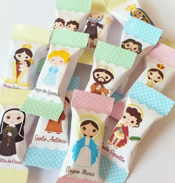 Alternativo: Embalagens de papel para balas personalizadas com ilustrações católicas de Nossa Senhora Aparecida e São Jorge, exibindo marcas de corte e dobras laterais serrilhadas em arquivo digital de corte.