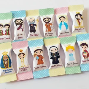 Rótulos para doces e balas decorados com a imagem de Santo Antônio segurando o Menino Jesus em fundo com arabescos suaves, contendo guias de corte em arquivo digital de corte.