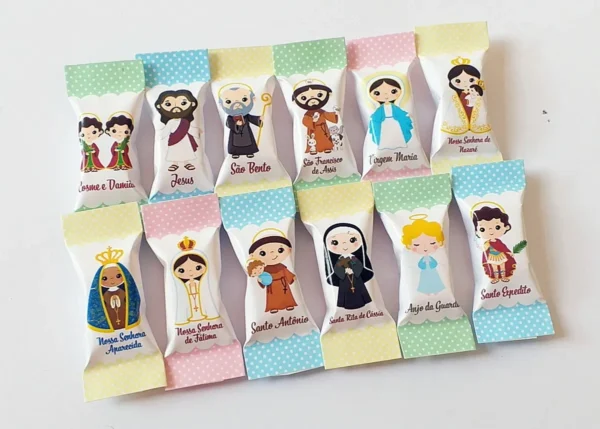 Rótulos para doces e balas decorados com a imagem de Santo Antônio segurando o Menino Jesus em fundo com arabescos suaves, contendo guias de corte em arquivo digital de corte.