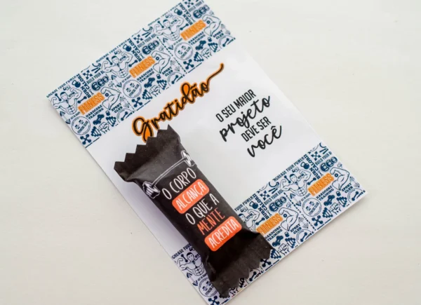 Kit digital com artes para encapar balas com desenhos de halteres, shakes e frases motivacionais como "foco no treino" dispostos em folha pronta para impressão.