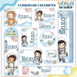 Conjunto de rótulos adesivos escolares em tamanhos variados com um pequeno astronauta flutuando no espaço sideral ao lado de um foguete, cercado por estrelas brilhantes, planetas coloridos e a lua sobre um fundo cósmico em tons de azul-marinho e roxo, exibindo linhas de contorno em arquivo digital de corte.