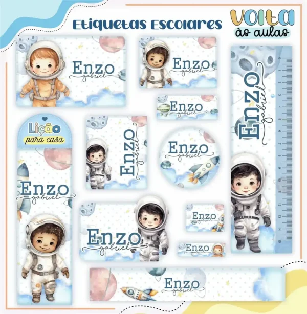 Conjunto de rótulos adesivos escolares em tamanhos variados com um pequeno astronauta flutuando no espaço sideral ao lado de um foguete, cercado por estrelas brilhantes, planetas coloridos e a lua sobre um fundo cósmico em tons de azul-marinho e roxo, exibindo linhas de contorno em arquivo digital de corte.