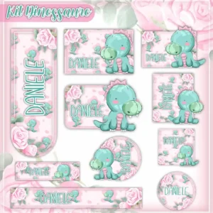 Conjunto de rótulos adesivos escolares em tamanhos variados com dinossauros fofos em tons pastéis de rosa, lilás e mint, usando lacinhos na cabeça sobre um fundo delicado com corações e pegadas discretas, exibindo linhas de contorno em arquivo digital de corte.