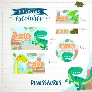 Conjunto de rótulos adesivos escolares em tamanhos variados com dinossauros fofos e coloridos, como um tiranossauro rex e um tricerátops, sobre um fundo dinâmico em tons de verde e terra com folhagens tropicais e pegadas, exibindo linhas de contorno em arquivo digital de corte.