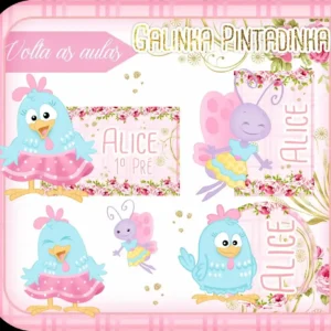 Conjunto de rótulos adesivos escolares em tamanhos variados com a carismática personagem Galinha Pintadinha azul e seus amigos em um fundo decorado com poás brancos e notas musicais, exibindo linhas de contorno em arquivo digital de corte.