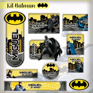 Alternativo: Conjunto de rótulos adesivos para organização escolar em tamanhos variados com o herói Batman em posição de ação e o icônico símbolo do morcego em fundo amarelo e preto, contendo guias de corte em arquivo digital de corte.