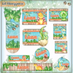 Conjunto de rótulos adesivos escolares em tamanhos variados com dinossauros fofos e coloridos, como um tiranossauro rex e um tricerátops, sobre um fundo dinâmico em tons de verde e terra com folhagens tropicais e pegadas, exibindo linhas de contorno em arquivo digital de corte.
