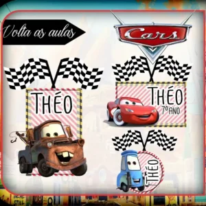 Conjunto de rótulos adesivos escolares em tamanhos variados com o veloz carro de corrida vermelho Relâmpago McQueen e elementos de pista de corrida sobre um fundo dinâmico azul e vermelho com bandeira quadriculada, exibindo linhas de contorno em arquivo digital de corte.