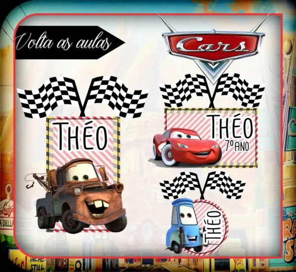 Conjunto de rótulos adesivos escolares em tamanhos variados com o veloz carro de corrida vermelho Relâmpago McQueen e elementos de pista de corrida sobre um fundo dinâmico azul e vermelho com bandeira quadriculada, exibindo linhas de contorno em arquivo digital de corte.