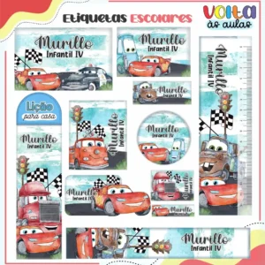 Conjunto de rótulos adesivos escolares em tamanhos variados com o veloz carro de corrida vermelho Relâmpago McQueen e elementos de pista de corrida sobre um fundo dinâmico azul e vermelho com bandeira quadriculada, exibindo linhas de contorno em arquivo digital de corte.