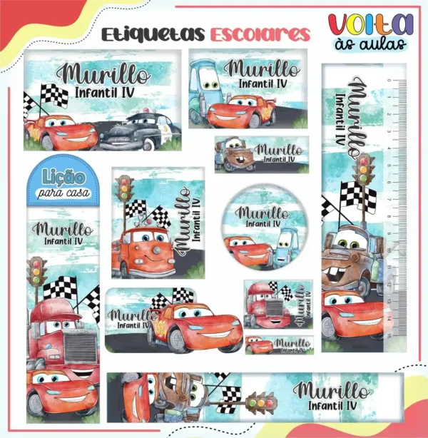 Conjunto de rótulos adesivos escolares em tamanhos variados com o veloz carro de corrida vermelho Relâmpago McQueen e elementos de pista de corrida sobre um fundo dinâmico azul e vermelho com bandeira quadriculada, exibindo linhas de contorno em arquivo digital de corte.