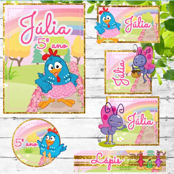 Conjunto de rótulos adesivos escolares em tamanhos variados com a personagem Galinha Pintadinha em versão com tons de rosa e o Pintinho Amarelinho sobre um fundo rosa delicado decorado com poás brancos e flores, exibindo linhas de contorno em arquivo digital de corte.