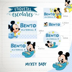 Conjunto de rótulos adesivos escolares em tamanhos variados com o personagem Mickey Mouse em uma versão com roupas azuis e detalhes em tons claros sobre um fundo decorado com estrelas e nuvens, exibindo linhas de contorno em arquivo digital de corte.