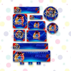 Conjunto de rótulos adesivos escolares em tamanhos variados com o veloz personagem Sonic o Ouriço azul sorrindo em pose de corrida clássica sobre um fundo azul vibrante com argolas douradas e raios sutis, exibindo linhas de contorno em arquivo digital de corte.