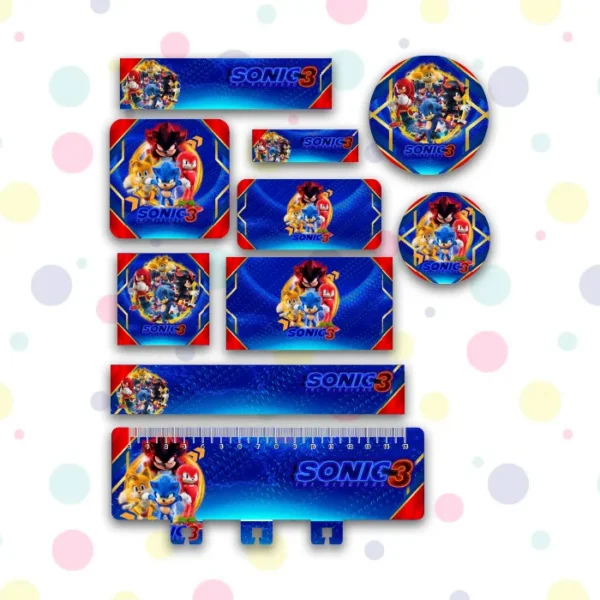 Conjunto de rótulos adesivos escolares em tamanhos variados com o veloz personagem Sonic o Ouriço azul sorrindo em pose de corrida clássica sobre um fundo azul vibrante com argolas douradas e raios sutis, exibindo linhas de contorno em arquivo digital de corte.