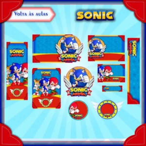 Conjunto de rótulos adesivos escolares em tamanhos variados com o veloz personagem Sonic o Ouriço azul sorrindo em pose de ação clássica sobre um fundo azul vibrante com raios, argolas douradas e elementos de videogame, exibindo linhas de contorno em arquivo digital de corte.