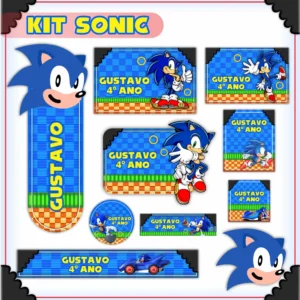 Conjunto de rótulos adesivos escolares em tamanhos variados com o veloz personagem Sonic o Ouriço azul sorrindo em pose de ação clássica sobre um fundo azul vibrante com raios, argolas douradas e elementos de videogame, exibindo linhas de contorno em arquivo digital de corte.