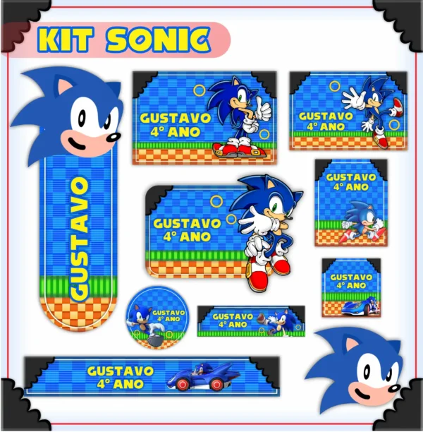 Conjunto de rótulos adesivos escolares em tamanhos variados com o veloz personagem Sonic o Ouriço azul sorrindo em pose de ação clássica sobre um fundo azul vibrante com raios, argolas douradas e elementos de videogame, exibindo linhas de contorno em arquivo digital de corte.