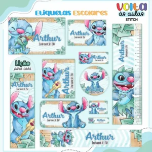 Conjunto de rótulos adesivos escolares em tamanhos variados com o carismático personagem Stitch azul exibindo um sorriso divertido e grandes orelhas em um fundo tropical azul-turquesa com folhas e flores, exibindo linhas de contorno em arquivo digital de corte.
