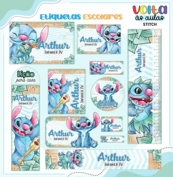 Conjunto de rótulos adesivos escolares em tamanhos variados com o carismático personagem Stitch azul exibindo um sorriso divertido e grandes orelhas em um fundo tropical azul-turquesa com folhas e flores, exibindo linhas de contorno em arquivo digital de corte.