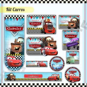 Conjunto de rótulos adesivos escolares em tamanhos variados com o veloz carro de corrida vermelho Relâmpago McQueen e seu fiel amigo guincho Tom Mater sorridentes sobre um fundo temático de pista de corrida no deserto em tons de vermelho e azul, exibindo linhas de contorno em arquivo digital de corte.