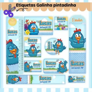 Conjunto de rótulos adesivos escolares em tamanhos variados com a carismática personagem Galinha Pintadinha sorrindo ao lado do Pintinho Amarelinho e do Galo Carijó em fundo azul decorado com poás brancos e gramado verde, exibindo linhas de contorno em arquivo digital de corte.
