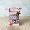 Topper de bolo colorido exibindo a fachada completa da casa de bonecas com orelhinhas de gato, rodeada por nuvens, balões e os personagens Gabby, Pandy e Cakey dispostos em alturas diferentes em camadas tridimensionais, em arquivo digital de corte.
