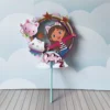 Embalagem cônica em formato de pirâmide decorada com patinhas e estrelas coloridas, trazendo no topo a personagem Gabby com seu arco de orelhas de gatinho em um aplique frontal em camadas tridimensionais, em arquivo digital de corte.