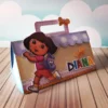 Enfeites, tags e embalagens de mimos da Dora Aventureira nos formatos Studio, PNG e PDF.