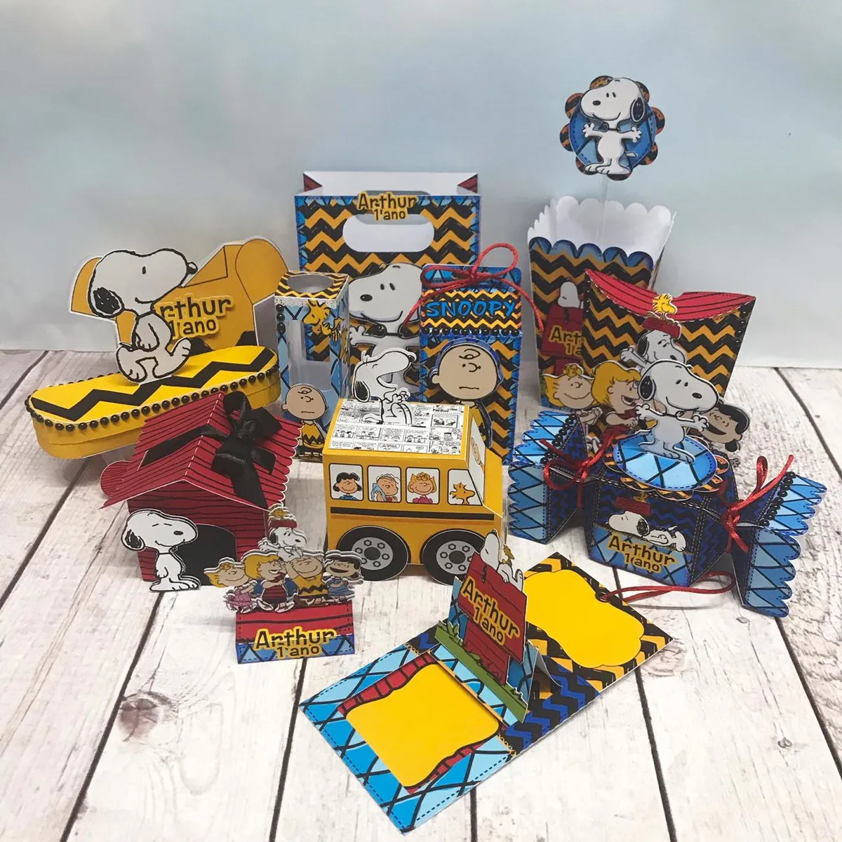 Kit digital de personalizados para festa infantil no tema Snoopy nos formatos Silhouette Studio e PDF.