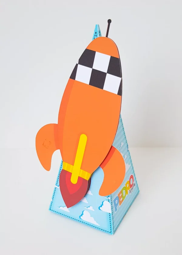 Topper de bolo com balão, helicóptero e carrinhos para decoração de festas com o tema Meios de Transporte.