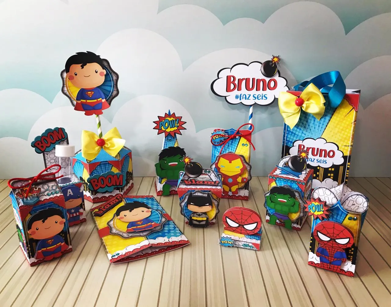 Kit digital de personalizados infantis para decoração de Festa Tema Super-Heróis em Studio e PDF.