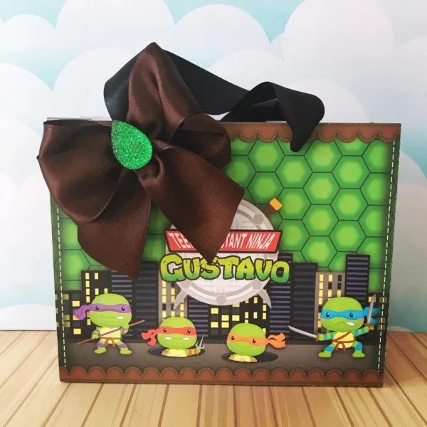 Maquete digital de caixas personalizadas e elementos decorativos de festa infantil do tema Tartarugas Ninjas com linhas de vinco e máscaras coloridas prontas para recortar.