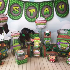 Projeto digital de centro de mesa e caixas das Tartarugas Ninjas com contornos vazados do bueiro, fatias de pizza e armas dos personagens aberto em software de recorte.