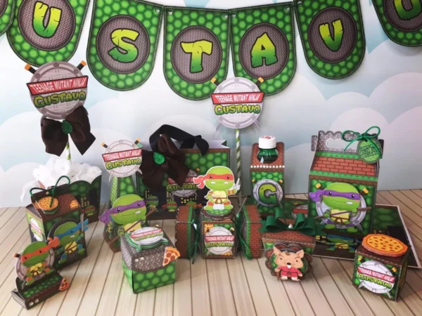 Projeto digital de centro de mesa e caixas das Tartarugas Ninjas com contornos vazados do bueiro, fatias de pizza e armas dos personagens aberto em software de recorte.